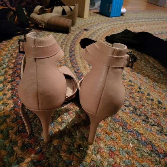 BCBG tan low heels - Picture 2 of 2